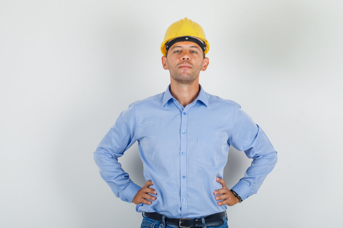 Источник https://www.freepik.com/free-photo/young-man-shirt-helmet-jeans-standing-with-hands-waist-looking-confident_10183891.htm#query=%D0%BE%D1%84%D0%B8%D1%81%D0%BD%D1%8B%D0%B9%20%D1%80%D0%B0%D0%B1%D0%BE%D1%82%D0%BD%D0%B8%D0%BA%20%D0%B2%20%D0%BA%D0%B0%D1%81%D0%BA%D0%B5&position=2&from_view=search&track=ais