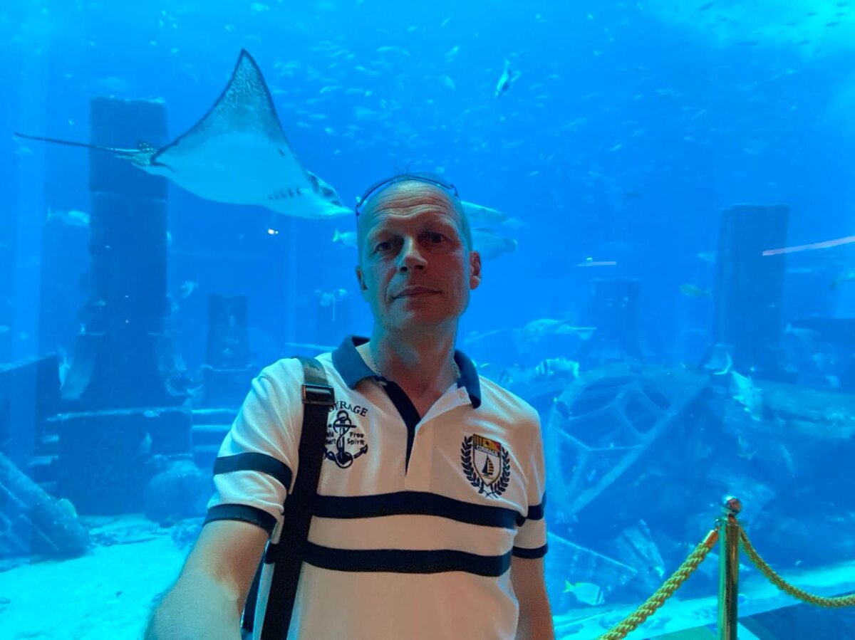 Павел Бочкарев после посещения аквапарка в океанариуме отеля Атлантис.