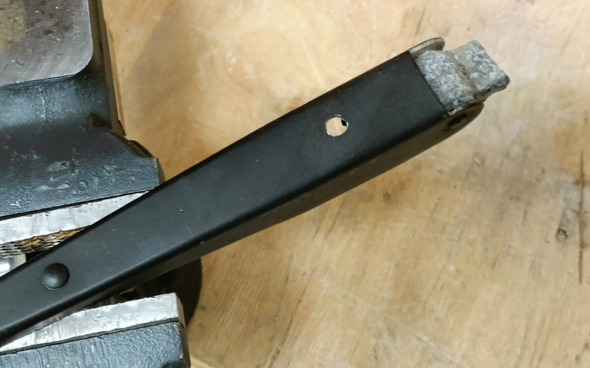 Сломанный рычаг стеклоочистителя