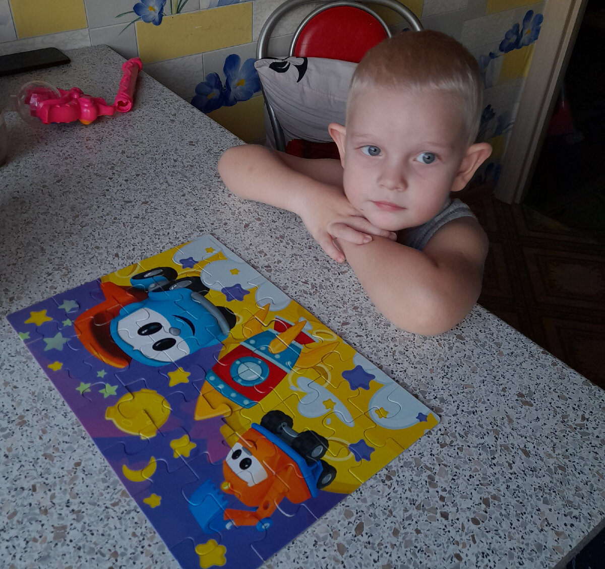 Собрал сам, ждёт,  чтобы показать 