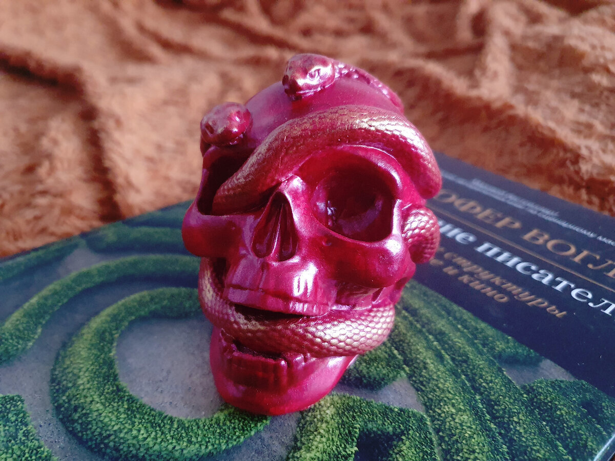 Череп - из гипса, если что ;)