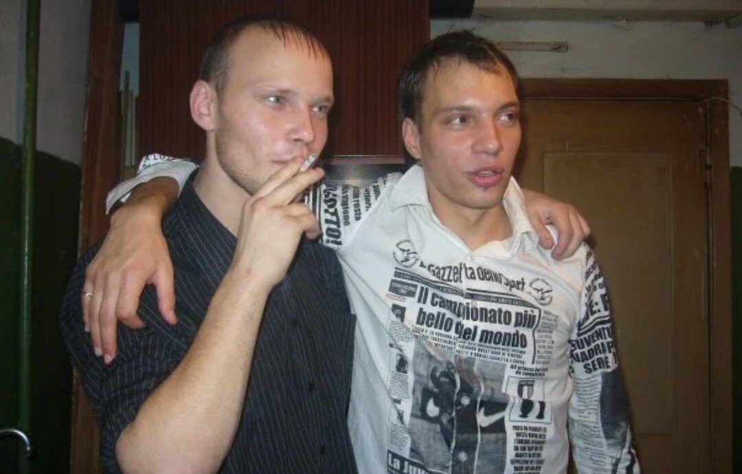 Брат Дима и друг Илья, в детстве вместе кололи дрова, но это уже после армии фотография