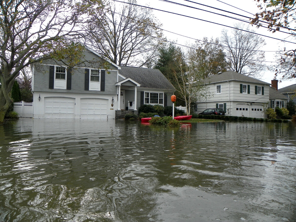 Два затопленных дома. Затопление домов. Высокие наводнения. Затопленный дом. Наводнение в доме.