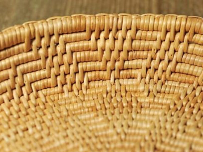 Один из вариантов плетения: корень-основу оборачивают другим корнем, соединяя ряд за рядом.