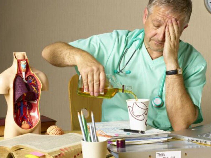 Доктор алкаш. Медики пьют. Врач алкаш. Доктор алкогольных наук. Медики пьют.