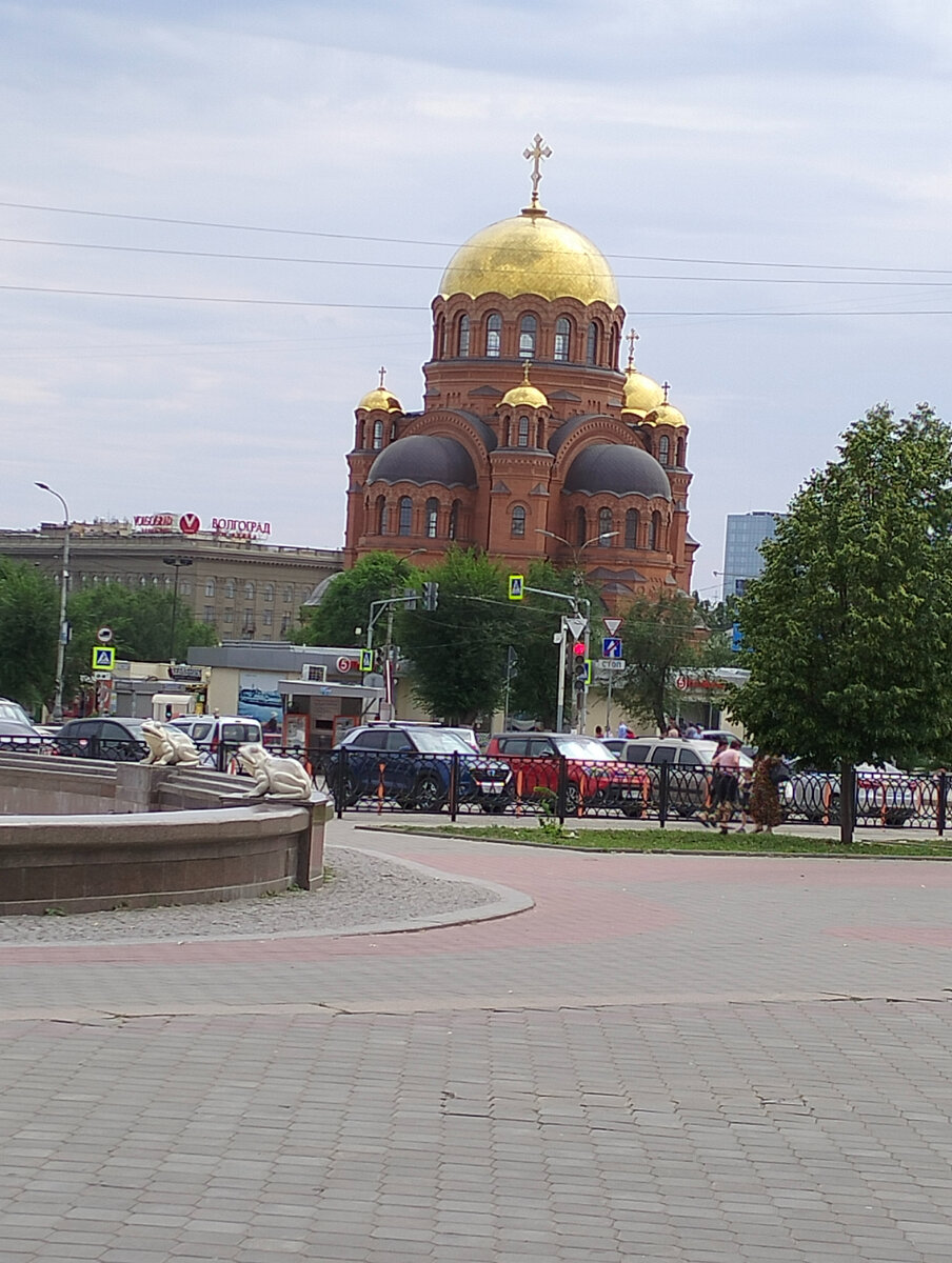 Собор Алекса́ндра Не́вского — православный храм в Волгограде. Является копией разрушенного в 1932 году одноимённого собора.