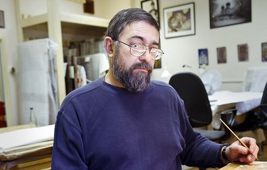 Владимир Дмитриевич Сарабьянов в своей реставрационной мастерской МНРХУ.