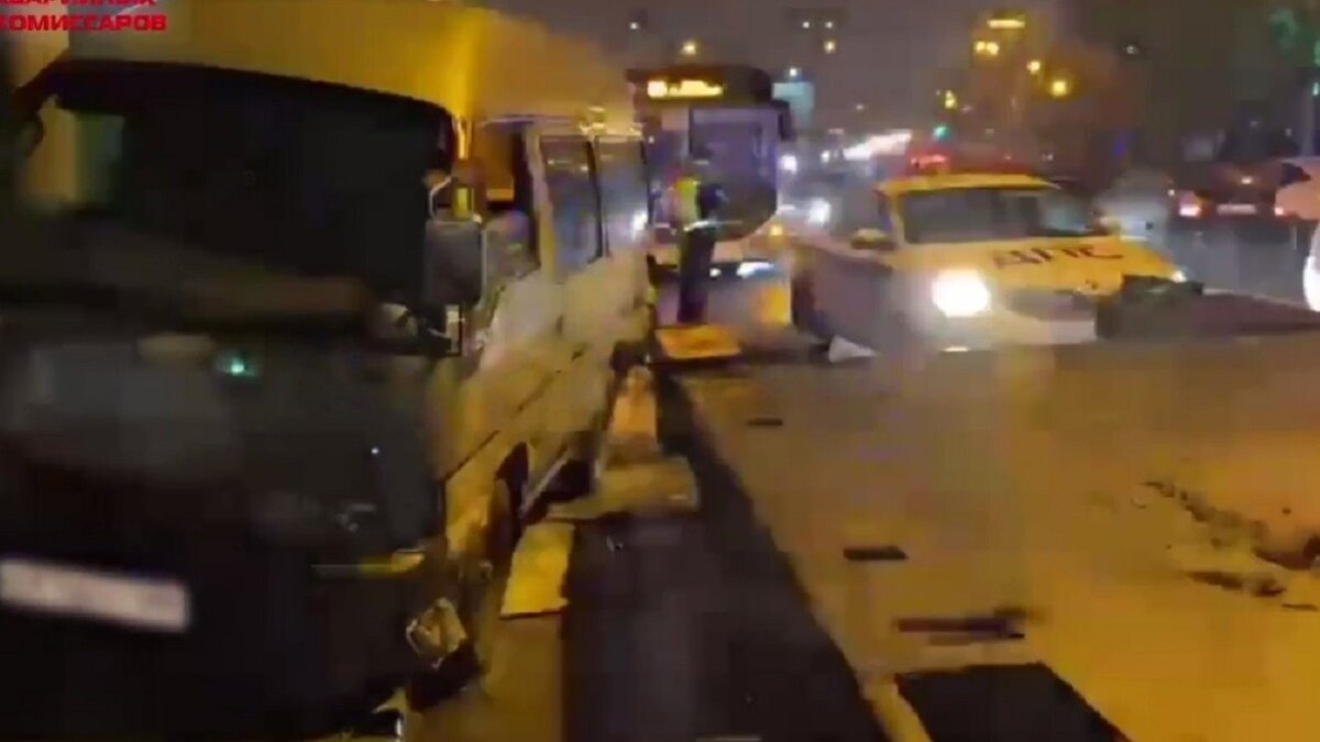     Водитель КАМАЗа устроил настоящее автопобоище на Некрасовском путепроводе во Владивостоке, а затем уснул.