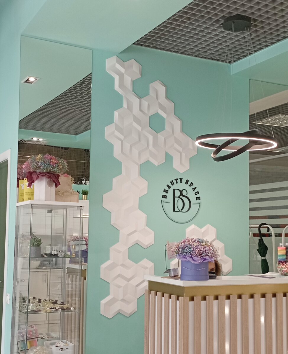 Кусочек интерьера салона красоты, куда я в последнее время вожу свой организм. Фото моё.