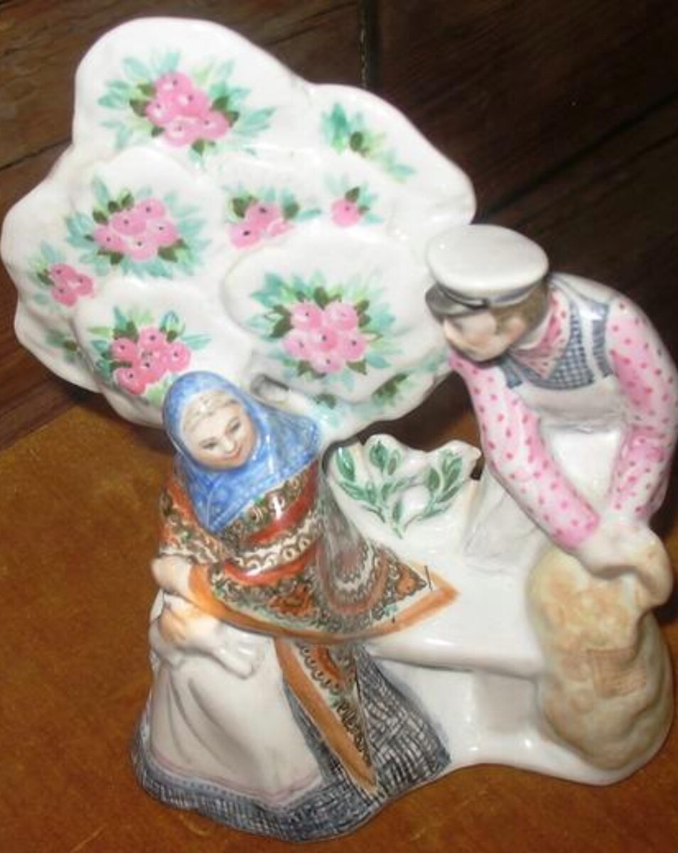 Малышева Нина Александровна (Художник - скульптор). Скульптурная композиция белого фарфора "Вечерком". 1973. Федеральное государственное бюджетное учреждение культуры "Государственный центральный театральный музей имени А.А. Бахрушина". Госкаталог.РФ. 