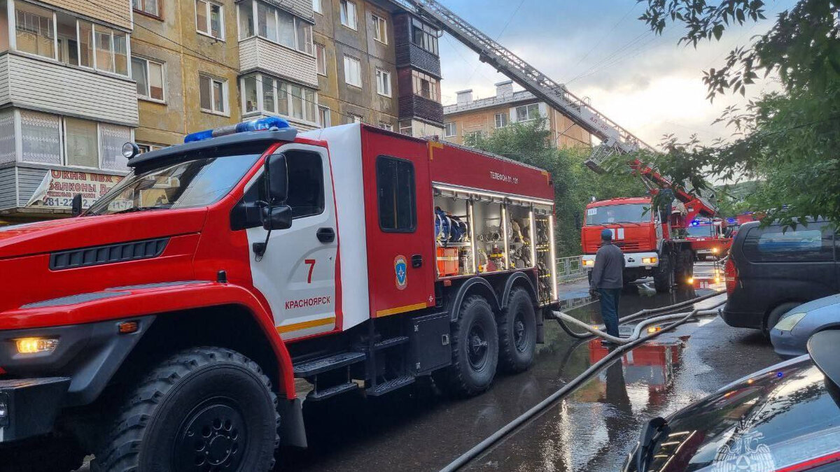     Прокуратура Красноярского края начала проверку после пожара в переулке Маяковского, откуда самостоятельно эвакуировались 138 человек, из них 11 детей.