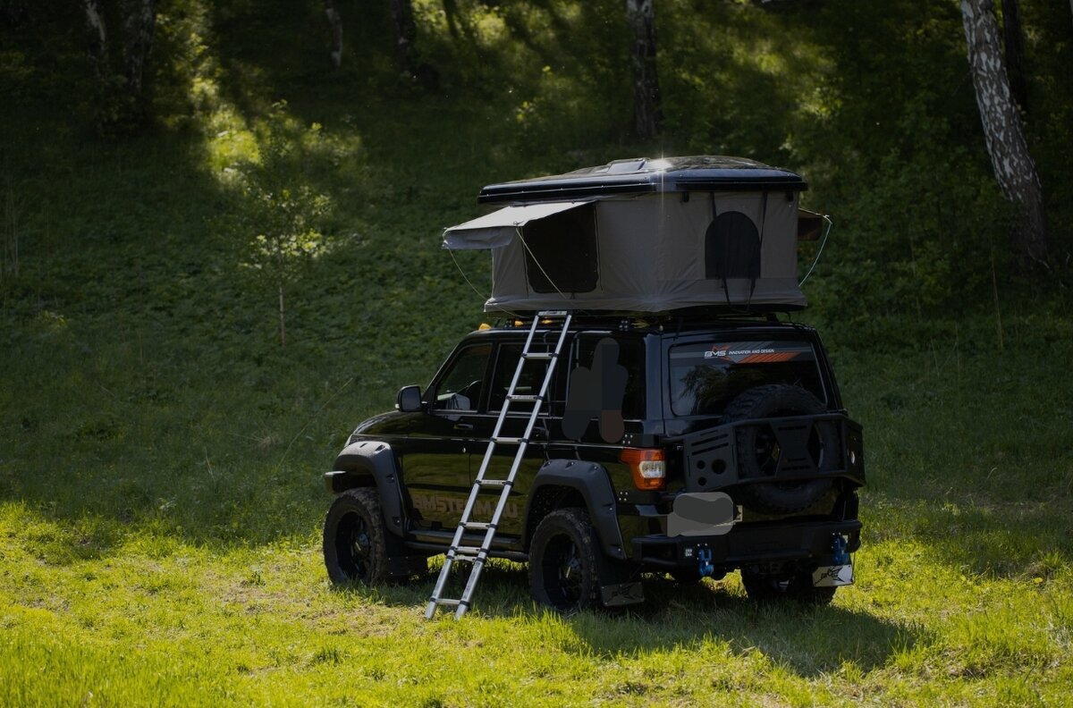 Выглядит палатка-бокс примерно так, их есть огромное множество модификаций. Разбирается за 5-10 мин, в сложенном виде выглядит как плоская коробка на крыше. Прелесть просто!