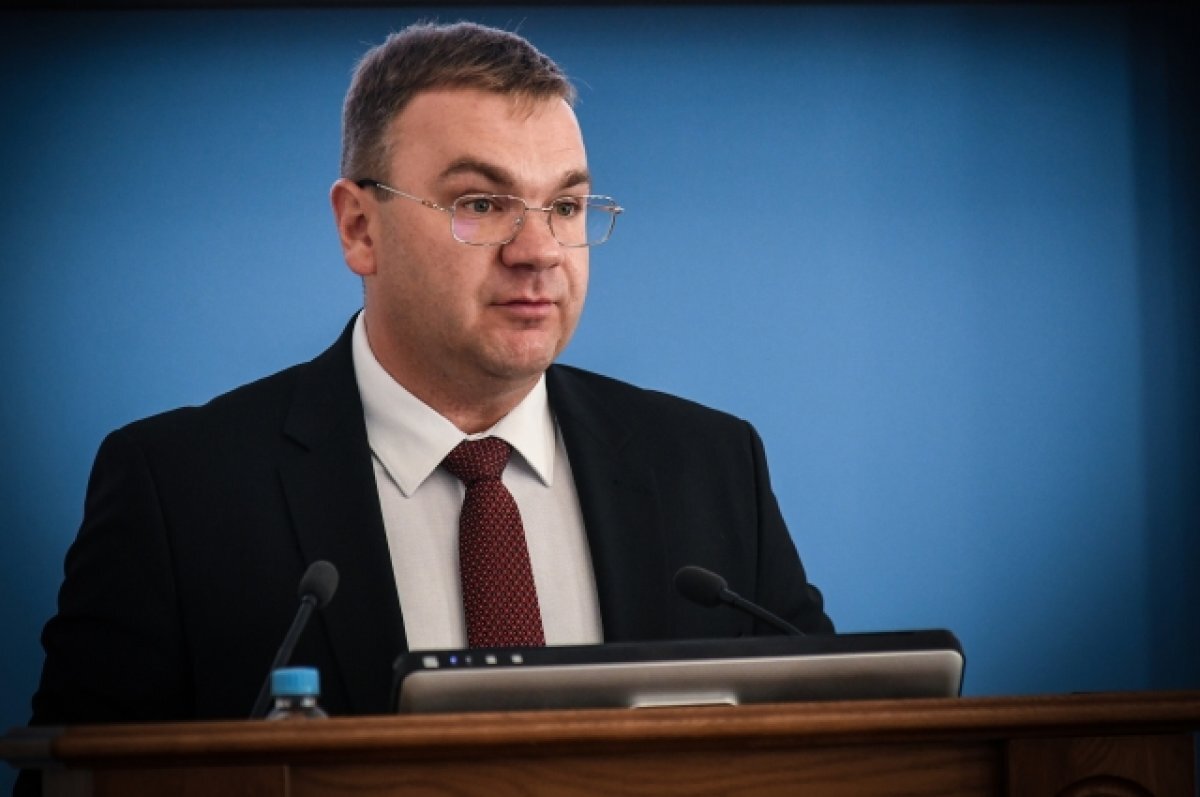    Также Соснин считает важным навести порядок в сфере НТО, ускорить расселение аварийных домов, провести освещение там, где его нет.