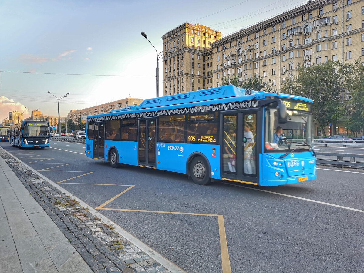 Газовый автобус 191427 ЛиАЗ-5292 на маршруте № 905 от Белорусского вокзала до 75-го километра МКАД. Да, конечная так и называется: "75-й км МКАД".