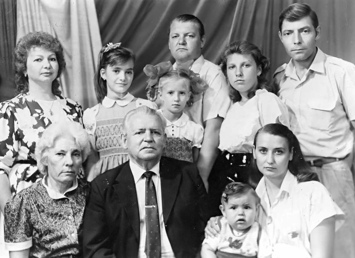 Soviet family. Советская семья. Большая семья СССР. Семейные советские снимки. Многодетная семья СССР.