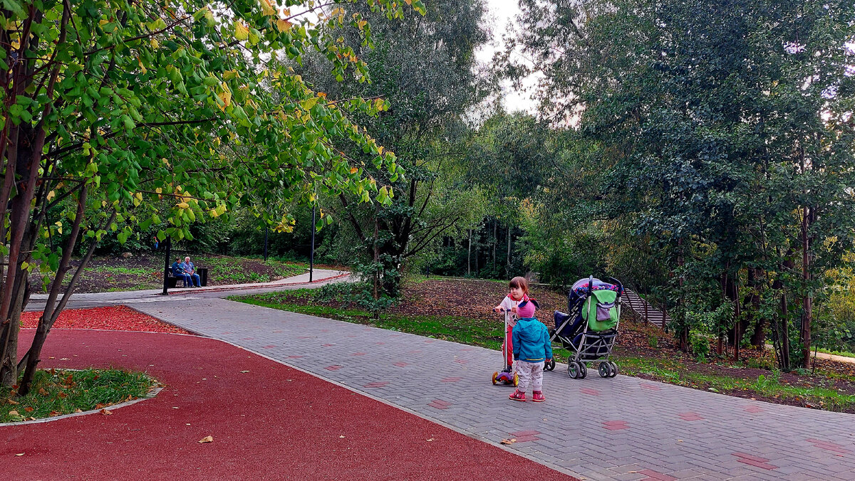 Семейная прогулка в сквере