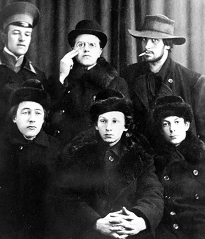 Группа футуристов. Хлебников нижний слева, Маяковский верхний справа, Бурлюк в середине. Остальных запамятовал, извините.