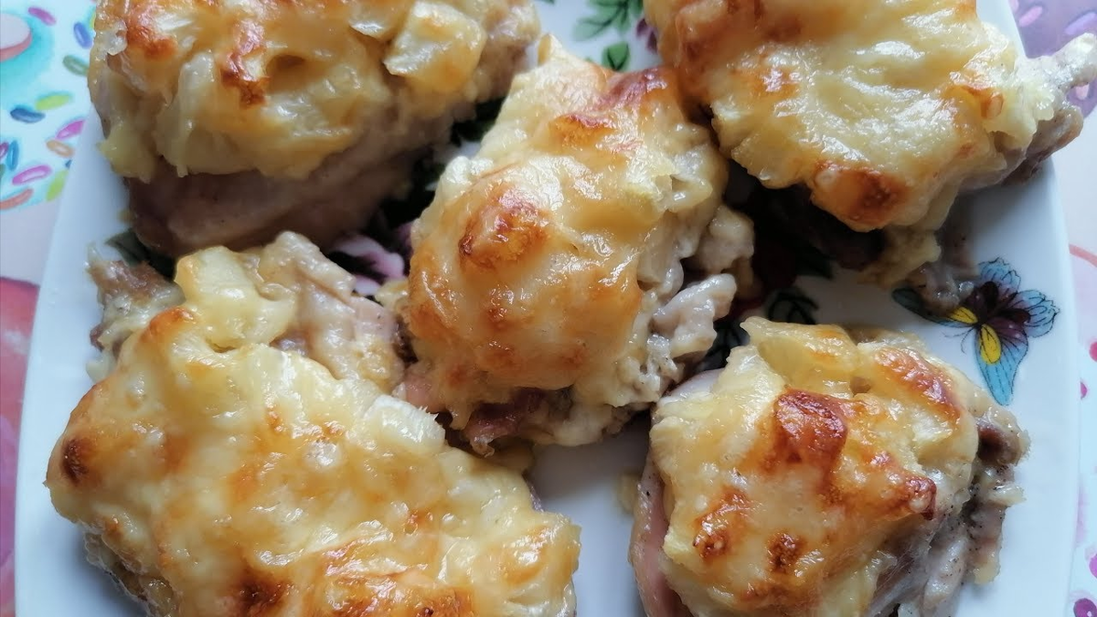 Грудка с ананасами. Куриная котлета с ананасом. Жаркое с курицей. Куриные бедрышки с ананасами. Бедра под сыром в духовке.