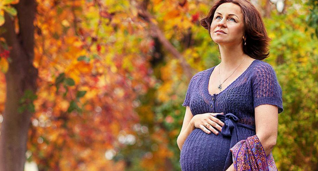 Поздняя беременность роды. Беременные женщины. Беременные женщины в возрасте. Поздняя беременность.