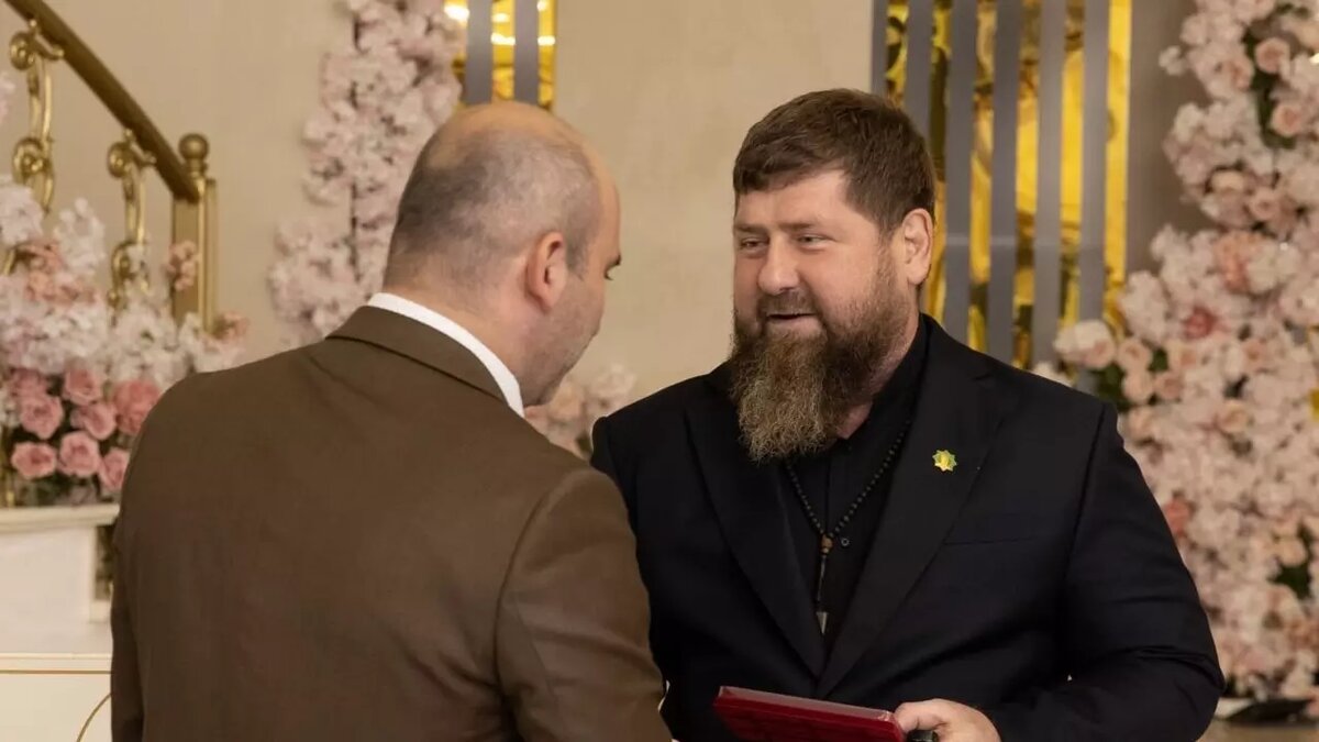     Депутат Заксобрания Красноярского края Алексей Кулеш выразил надежду, что следствие вмешается в ситуацию с сыном главы Чечни Размана Кадырова после избиения арестованного в СИЗО, написал парламентарий в Telegram.