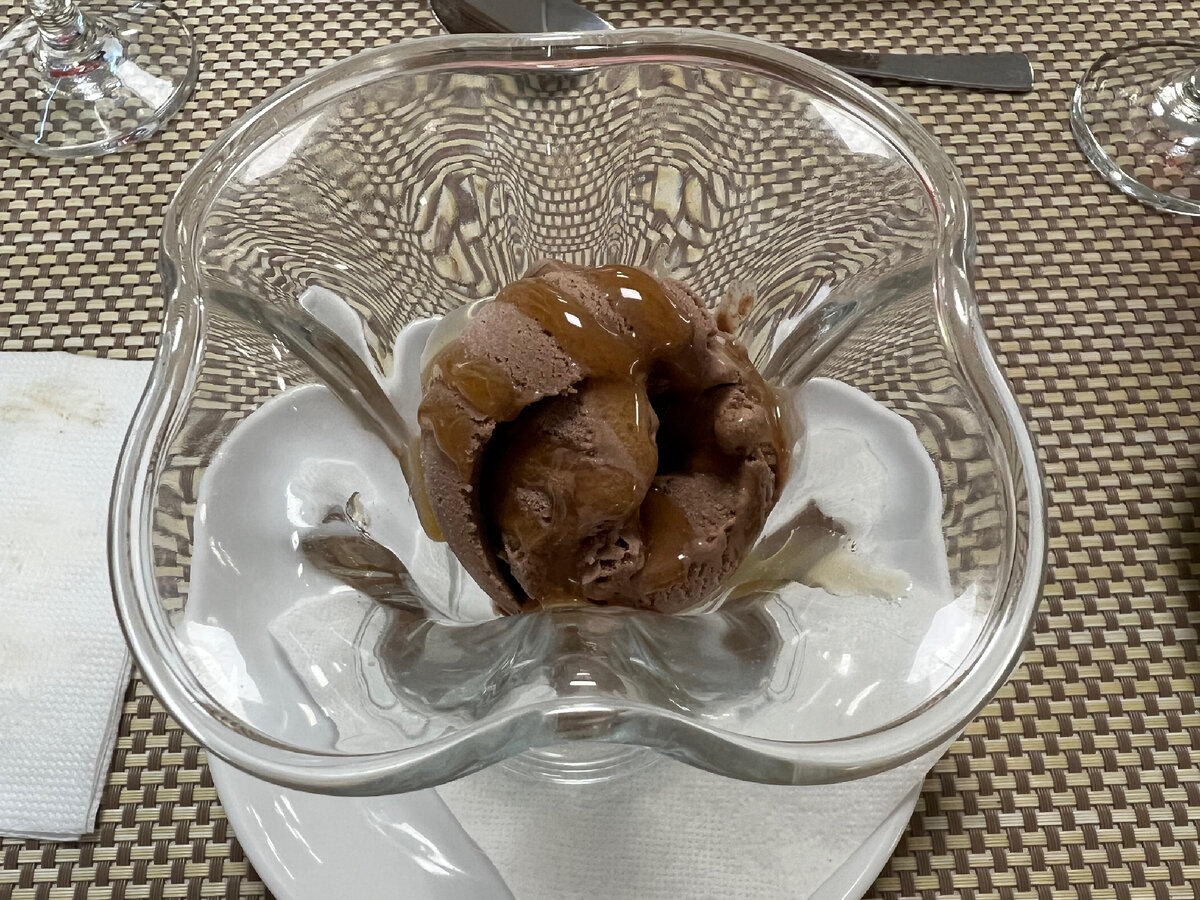 Мороженое с карамельным топпингом 