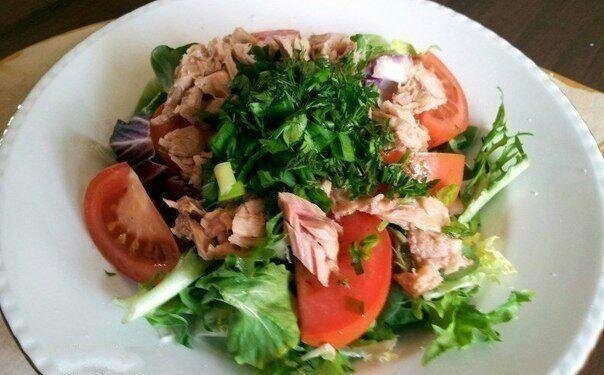 вкусный и  полезный диетический салат с тунцом и помидорами