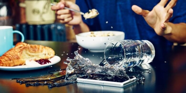 Некоторые смартфоны отлично чувствуют себя в воде, некоторые – не очень, у других же защита от влаги может отсутствовать вовсе.