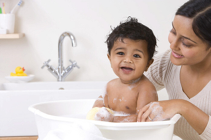Мальчик в ванной. Мальчишки в ванной. Bathing indian daughter. Daughter bath