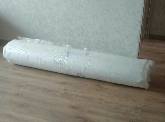 В упакованном виде выглядит вот так (кстати, не последнюю роль в выборе именно рулонного варианта сыграл 5 этаж без лифта):

