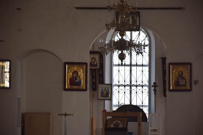 Внутри церкви ремонт хоть и не закончен, но вид интерьера вполне подобающий действующему заведению.