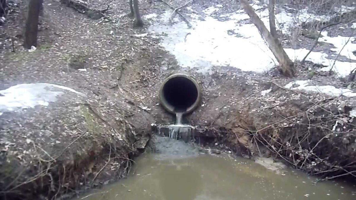 Можно ли сбрасывать очищенные сточные воды от загородных домов в  придорожную канаву? | Андрей Ратников | Дзен