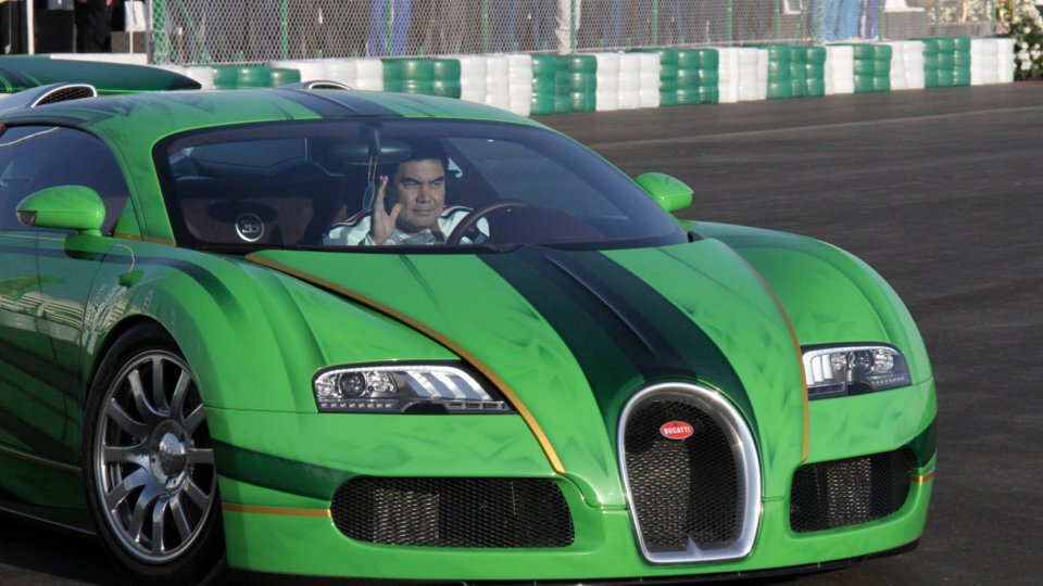 За рулем  Bugatti Veyron президент Туркменистана Гурбангулы Бердымухаммедов
