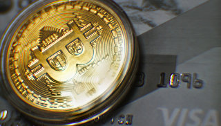 © РИА Новости / Владимир АстапковичПерейти в фотобанкАмериканский экономист объяснил, почему "пузырь" биткоина лопнет"Я придерживаюсь мнения, что 2018 год станет прорывным для всей криптоиндустрии, это касается и криптовалют. 2017 год стал для биткоина "годом рекордов". Стартовав с 900 долларов в январе, криптовалюта выросла более чем на 1000% к концу года, пережив череду стремительных взлетов и краткосрочных падений. Думаю, что цена биткоина будет продолжать расти и достигнет отметки 50 тысяч долларов в течение следующего года", — заявила вице-президент ИК "Прайм Капитал" Светлана Иванова.