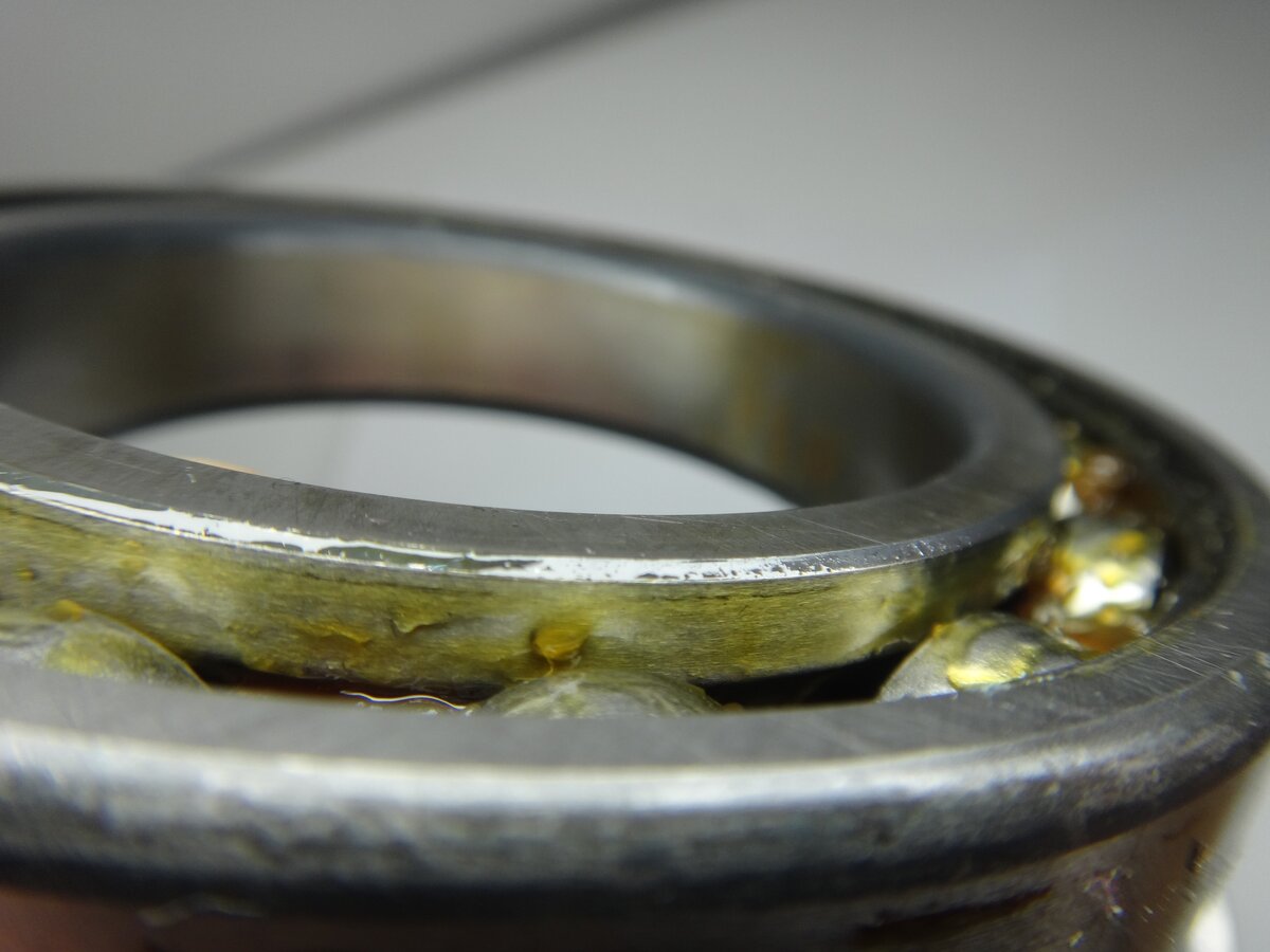 Большое количество масла (именно масла) внутри подшипника говорит о том, что смазка потеряла свою коллоидную стабильность и начался процесс отделения базового масла от смазки.