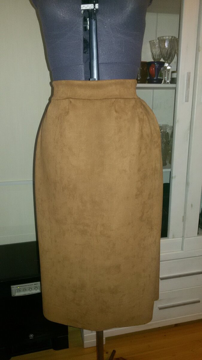 Но мне как-то нравится по линии вытачек защипы небольшие закладывать