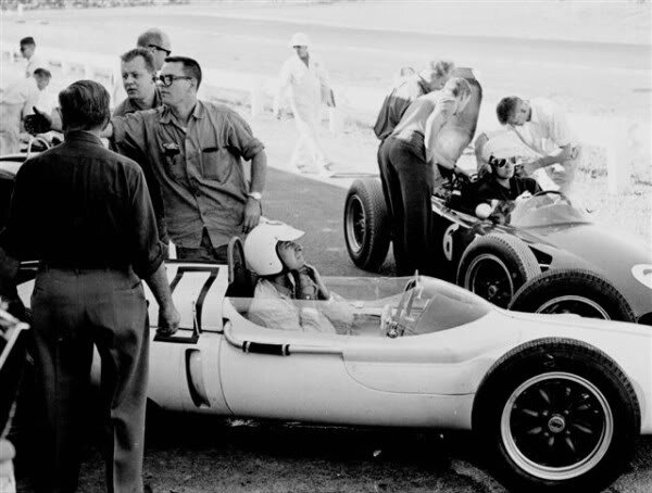 Cooper T53 Climax Уолтера Хансгена, машина-донор для Zerex, Гран-при США, Уоткинс-Глен (на фоне сам Роджер Пенске в своём Cooper T53)