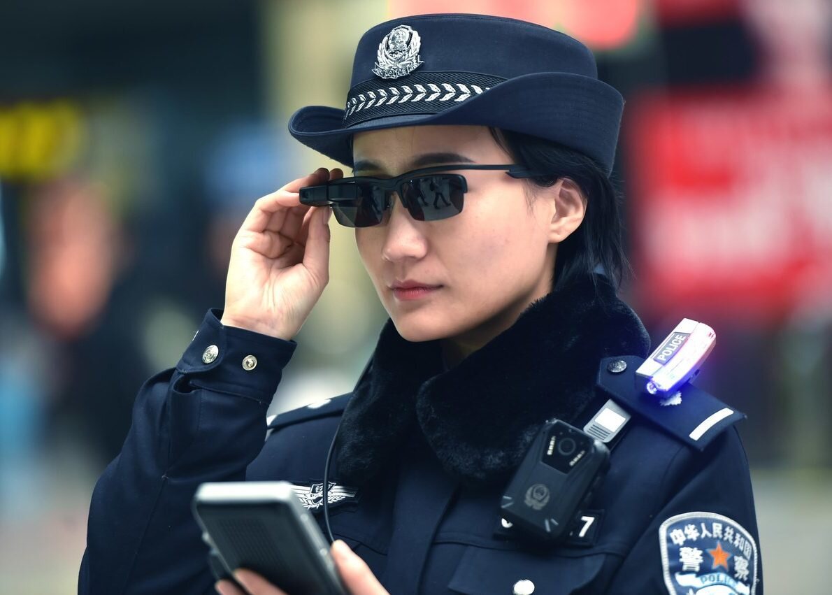 Самого крутого полицейского. Смарт очки полиция Китай. Cop Police очки. Полиция Китая. Умные очки.