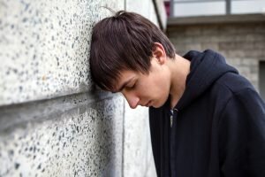 Сын жалуется отцу, что его дразнят лопоухим. «Будь выше этого!», — отвечает отец и утыкается в свой телефон.