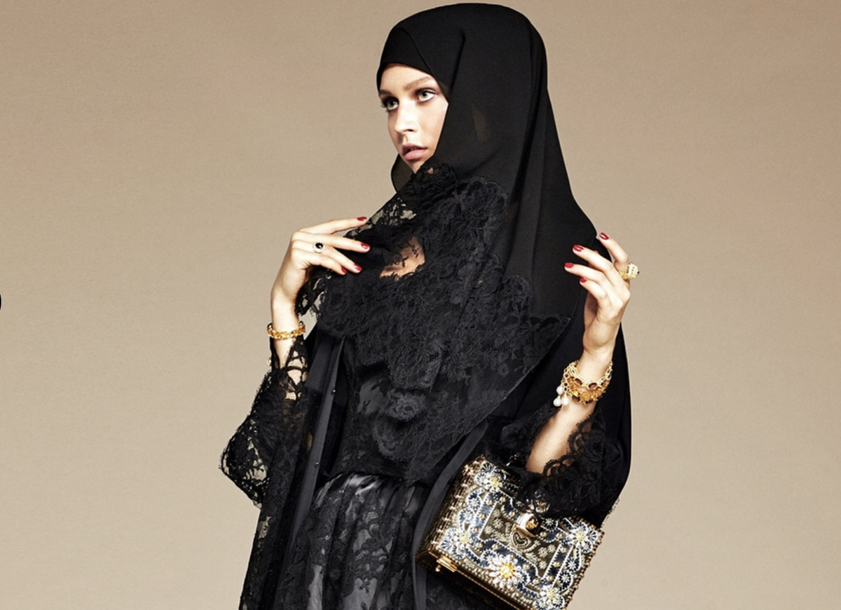 Мусульманские рекламы. Хиджаб Дольче Габбана. Абая Дольче Габбана. Платье абайя Dolce Gabbana. Мусульманская мода Дольче Габбана.