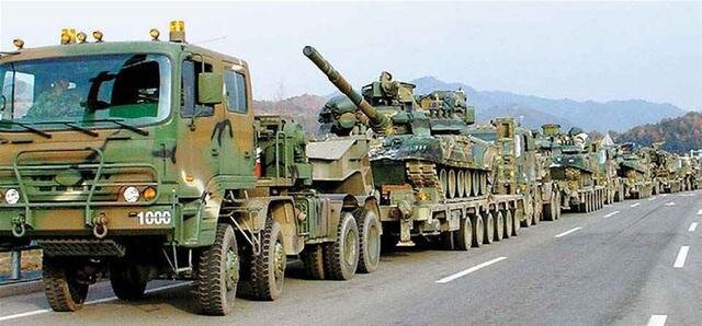 Т-80У на платформе ао время учений в Южной Корее