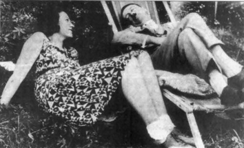 24. У Гитлера были противоречивые отношения с племянницей

Когда Гели Раубаль (Geli Raubal), племянница Гитлера, изучала медицину, она жила в квартире Гитлера в Мюнхене. Позже Гитлер стал относиться к ней весьма собственнически и властно. Гитлер даже запретил ей делать что-либо без его ведома после того, как до него дошли слухи об её отношениях с его личным водителем. По возвращению после короткой встречи в Нюрнберге (Nuremberg) Гитлер нашёл тело своей племянницы, которая, по-видимому, застрелилась из его пистолета.
