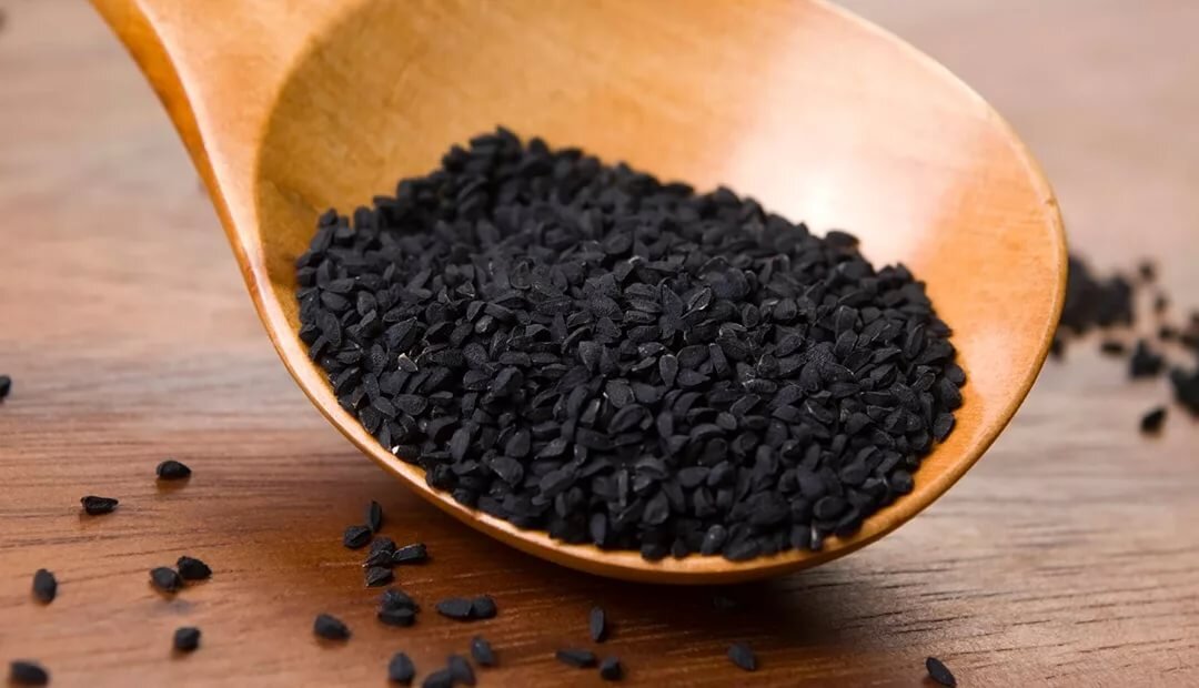 Это удивительное средство известно более трех тысячелетий. Масло использовали для врачевания и в косметических целях медики фараонов древнего Египта. Лечение черным тмином по Сунне – медицине Пророка – применяется мусульманами уже более полутора веков. Благодаря своему составу и свойствам, средство популярно в наши дни. Препарат имеет применение во многих областях медицины.