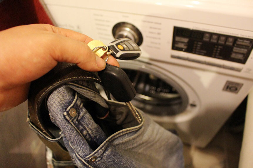   Картина маслом: забыл достать ключ от машины из джинсов, загрузил их в стиральную машину, где все это вместе стиралось полчаса. Заведется машина утром или нет? И что делать в таком случае?