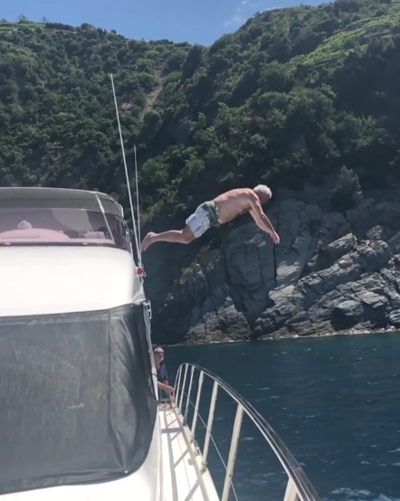 Источник фото: http://www.spletnik.ru/buzz/love/83063-valeriy-meladze-i-ego-brat-konstantin-puteshestvuyut-semyami.html