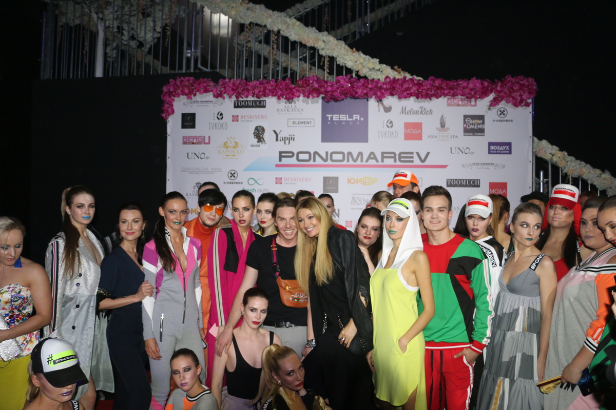 30  мая 2018 года в 20:00 состоялся потрясающий и яркий показ бренда PONOMAREV @ponomarev_andrei в космическом пространстве Tesla.Place (с момента открытия 04 февраля 2016 года TESLA.PLACE вошла в топ самых востребованных площадок Москвы. Джорджо Армани, Мазерати, Louis Vuitton, Московская Биржа, Nike, Reebook, Disney, TOPGUN, KFC, МФТИ, РВК, Домодедово и лучшие event-агентства России выбрали для проведения своих мероприятий TESLA.PLACE). 
Журнал «Богема» (Свидетельство Роскомнадзора России о регистрации СМИ от 09.02.2017 г. № ЭЛ № ФС 77 — 68694) стал аккредитованным СМИ показа бренда #ponomarev .

Прямая трансляция была здесь https://www.facebook.com/labohememagazine/  и здесь http://laboheme.moscluster.com/?p=199

Редакция Журнала "Богема" осуществила и виде о фотосъемку этого невероятного #fashionshow

ФОТО ЗДЕСЬ! (https://yadi.sk/d/9f-Dr-JV3YNFbY)

Подпишитесь на нас d Яндекс.Дзен.

#fashion #андрейпономарев #пономарев #fashionweek #ponomarevandrei #labohememagazine