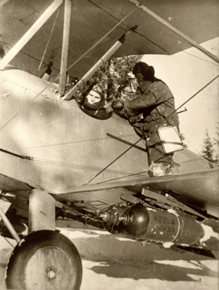 Советские летчики готовятся к вылету на бомбардировщике У-2ЛНБ.