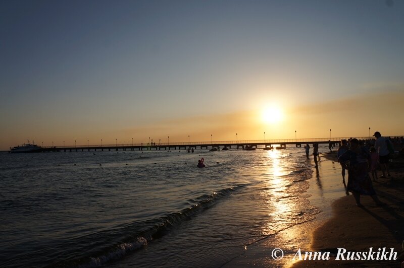 

На мой взгляд плюсы очевидны.
О некоторых я написала в предыдущем посте.
Это, в первую очередь. возможность распоряжаться своим временем по своему усмотрению.
Надоело лежать на пляже - собрался и поехал путешествовать.
Надоело наматывать километры - остановился и живешь себе на берегу моря.
Это если речь о пляжном, и не только, отдыхе
И да, конечно. Немаловажный факт - наличие автомобиля.
