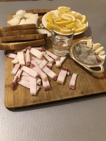 Сало соленое, соль, лук репчатый, чеснок, лимон, черный перец, водка.