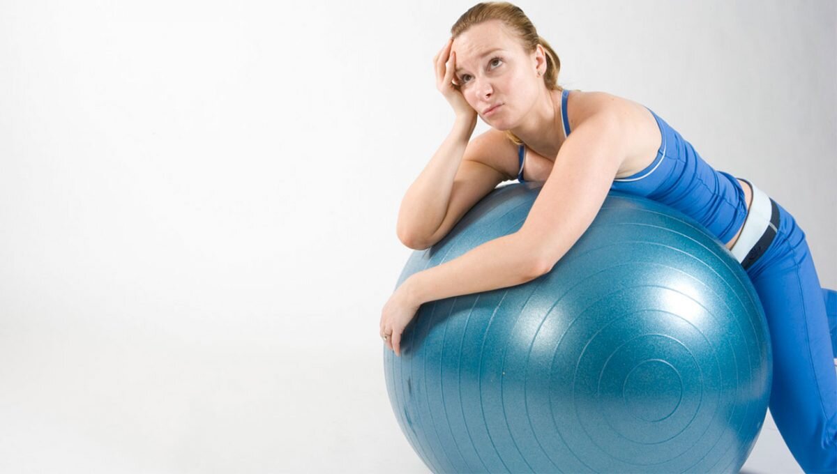 Лень заниматься спортом. Девушка и фитнес. Полная девушка фитнес. Фитнес лень.