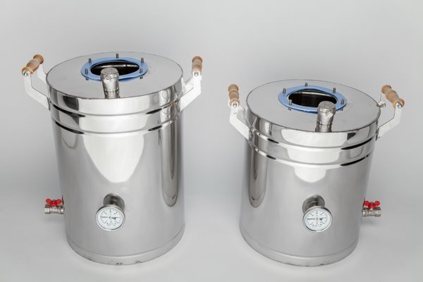 Перегонные кубы из нержавеющей стали с запорными устройствами для установки сливных кранов. Источник: samogonok.ru 